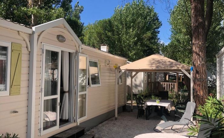 Luxe chalet met airco, nieuwe wasmachine  en Nespresso koffie machine en een breed nieuw matras !.