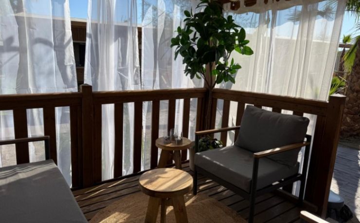 Mobilhome met airco, 4 nette fietsen, op het nieuwe gedeelte van de camping (strand op 200 m).