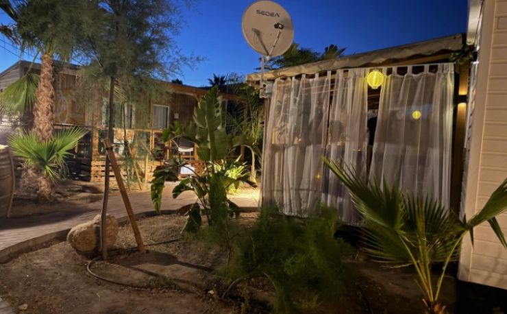 Mobilhome met airco, 4 nette fietsen, op het nieuwe gedeelte van de camping (strand op 200 m).