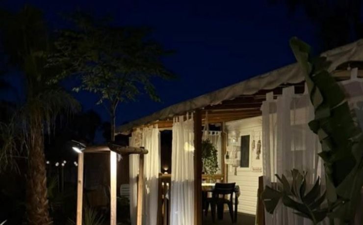 Mobile-home met airco op het nieuwe gedeelte Beach (strand 300 m), met een tuin en veranda