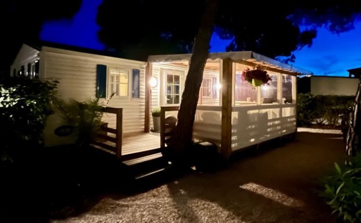 Leuke stacaravan met overdekte veranda.