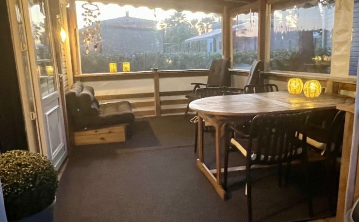 Leuke stacaravan met overdekte veranda.