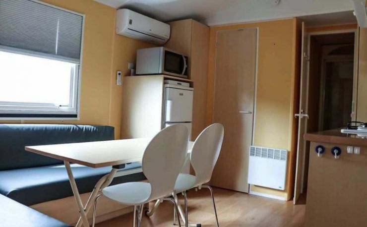 Luxe mobilhome met airco, 4 nette fietsen, ruime en rustige locatie van de camping.